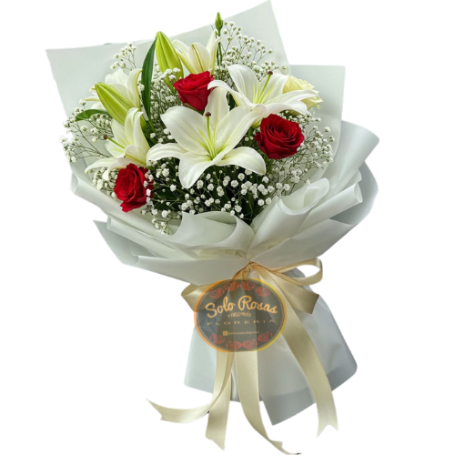 Ramo floral con 3 rosas rojas y 5 lilium blancos, envuelto en papel decorativo. Diseño elegante y romántico, en la floreria solorosasyalgomas