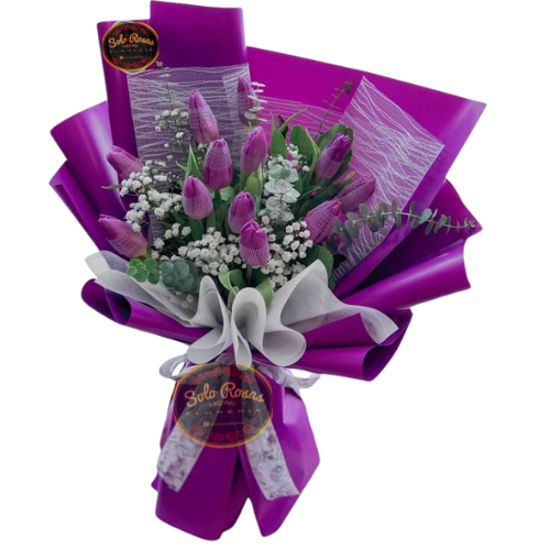 Ramo de 10 tulipanes morados con envoltorio elegante.