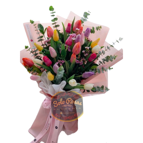 Ramo de 30 tulipanes en colores surtidos envueltos con elegancia.