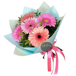 Ramo de cinco gerberas surtidas envuelto con papel decorativo.