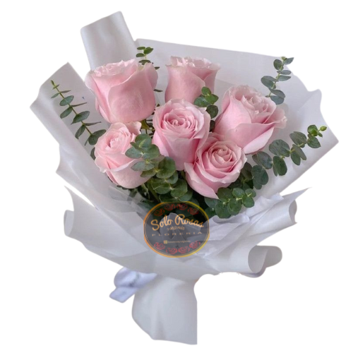Ramo de 6 rosas rosadas con eucalipto y envoltorio blanco elegante