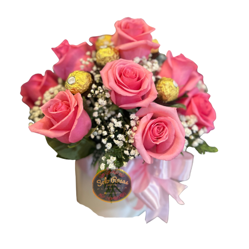 Box con 12 rosas rosadas y 8 chocolates Ferrero decorado en tonos suaves
