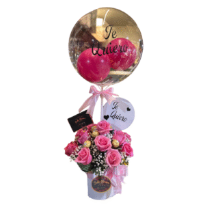 Box blanco con 12 rosas rosadas, Ferrero Rocher y globo personalizado “Te Quiero”.