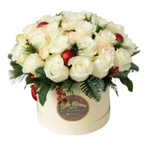 Box de rosas blancas con follaje verde en caja elegante
