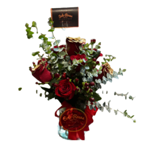florero navideño de rosas rojas y doradas