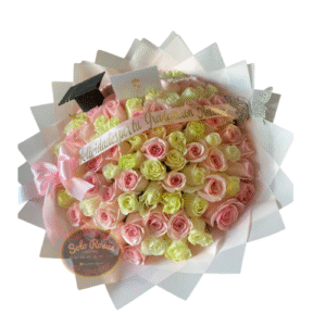 ramo de rosas blancas y rosadas con birrete