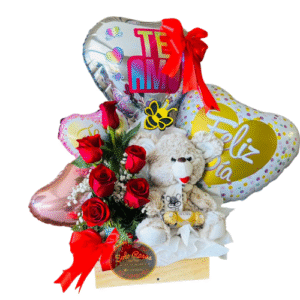 caja de madera con peluche de 30 cm y seis rosas