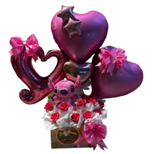 Box con 10 rosas de jabón rosadas, peluche estilo Angela y globos decorativos en forma de corazón