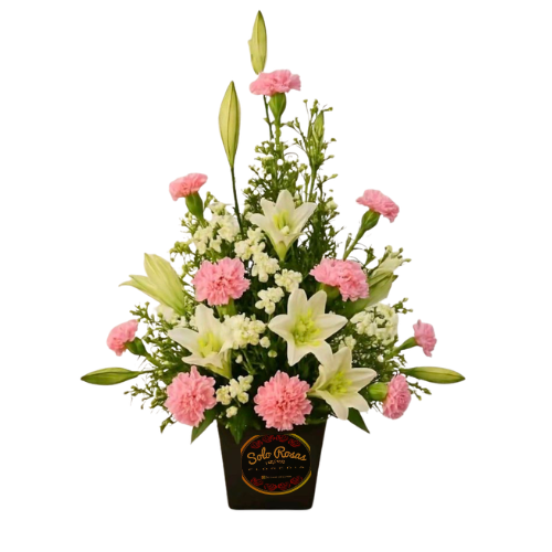 Arrimo floral con 10 claveles rosados y 10 liliums blancos en base decorativa elegante.