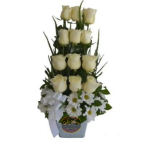 Arrimo de 12 rosas blancas y margaritas blancas en base decorativa elegante.