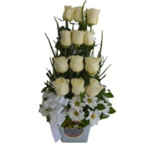 Arrimo de 12 rosas blancas y margaritas blancas en base decorativa elegante.