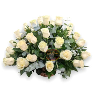 Canasta de 24 rosas rojas premium con follaje natural y elegante presentación.
