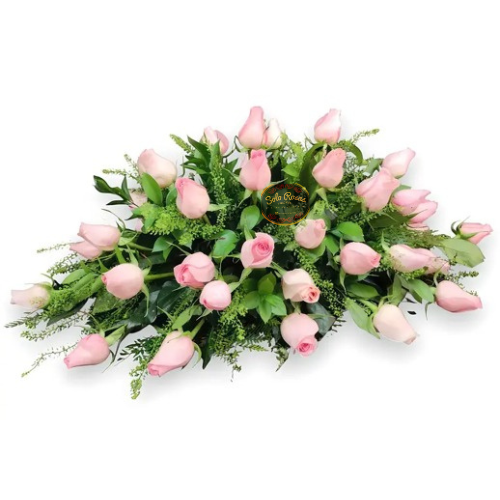 Cubre urna de 40 rosas rosadas frescas con follaje natural y elegante diseño floral.