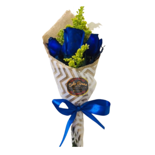 Ramo de 3 rosas azules tinturadas con elegante envoltura y follaje decorativo.