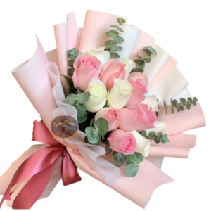 Ramo de 14 rosas blancas y rosadas con eucalipto y elegante envoltura en tonos pastel.