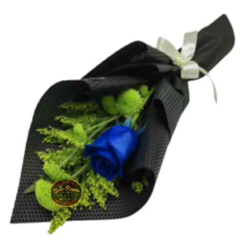 Ramo de una rosa azul premium envuelta con elegante presentación decorativa.