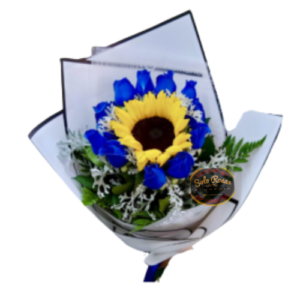 Ramo de 12 rosas azules y un girasol con follaje decorativo y elegante envoltura.