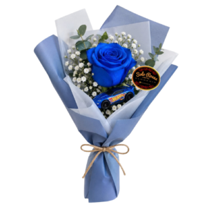 Ramo de una rosa azul tinturada con carro Hot Wheels y follaje decorativo
